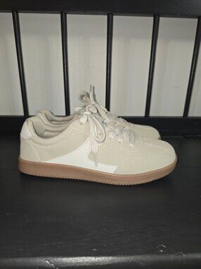 No Boundaries Beige Low-Top Sneakers With Gum Sole Size 8.5